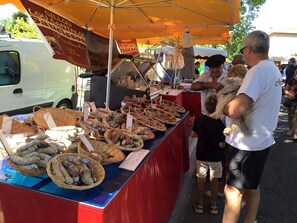 A market stall with baskets of sausages and other food items under a canopy. - Spacious corner villa with nice view on natural reserve, 3 bedrooms, AIRCO, PORTIRAGNES PLAGE (PORTIRAGNES)