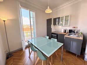Réfrigérateur, four à micro-ondes, un four, surface de cuisson