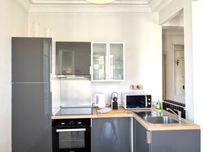 Réfrigérateur, four à micro-ondes, un four, surface de cuisson
