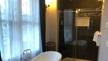 Suite Luxe, 1 trÚs grand lit, vue océan | Salle de bain | SÚche-cheveux, serviettes fournies, savon, shampoing
