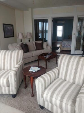 Luxury Suite, 1 King Bed, Ocean View | Living room