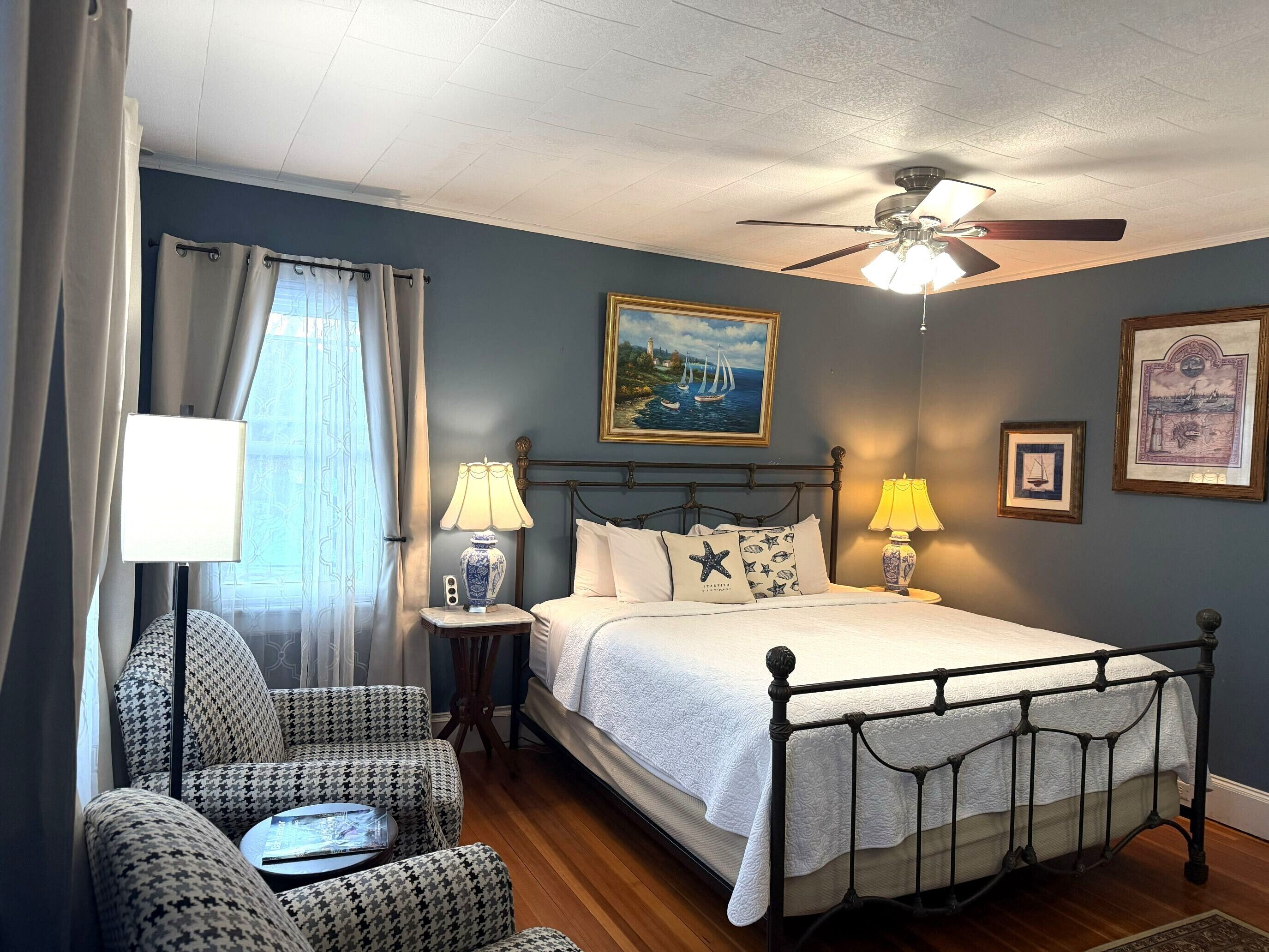 Deluxe Room, 1 King Bed | Premium bedding, individually decorated, individually furnished