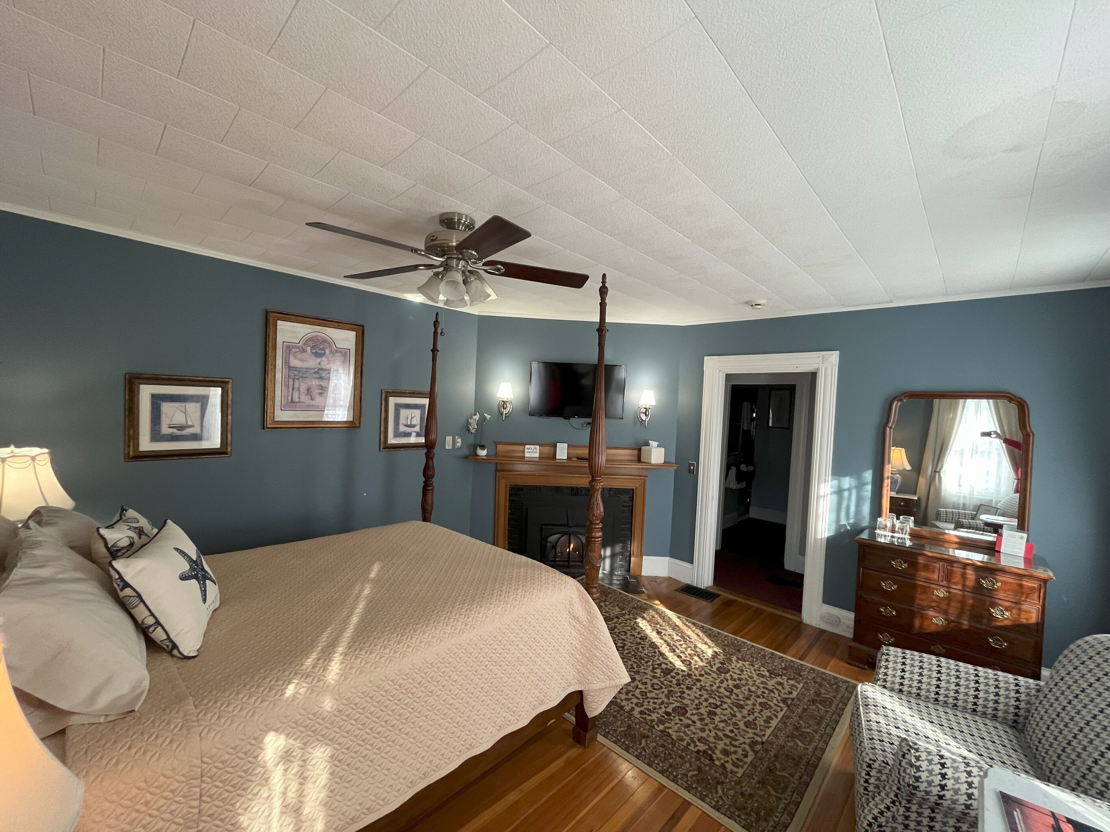 أغطية فراش متميزة وستائر تعتيم ومكواة/لوح كي وواي فاي مجانًا