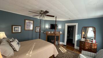 Deluxe Room, 1 Queen Bed | Premium bedding, blackout drapes, iron/ironing board, free WiFi