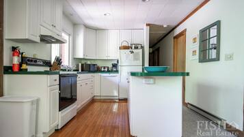 Fridge, microwave, dishwasher, coffee/tea maker