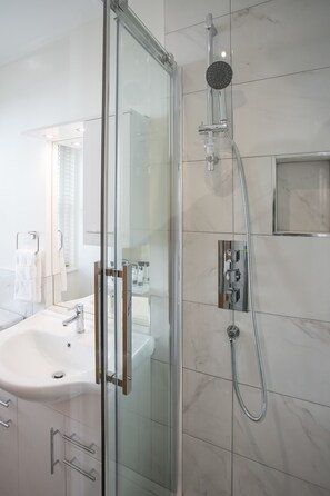 Apartment, 3 Bedrooms | Bathroom | Free toiletries, hair dryer, towels, soap - Ballsbridge Apartments (Dublin)