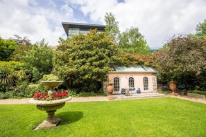 Front of property - Ballsbridge Apartments (Dublin)