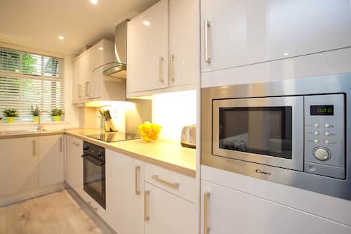 Apartment, 1 Bedroom | Private kitchen | Full-size fridge, microwave, oven, stovetop