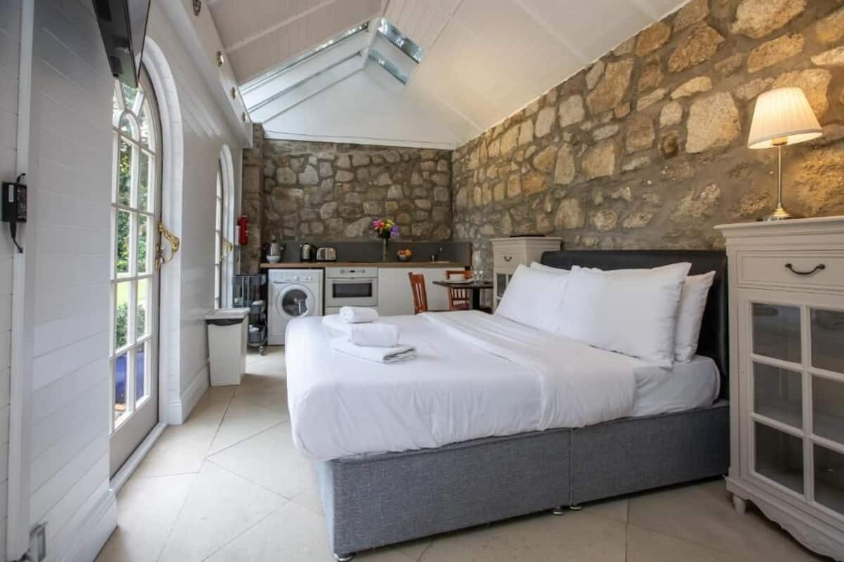 1 bedroom, individually decorated, individually furnished, soundproofing