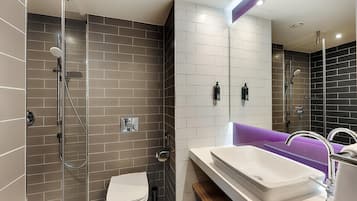 Ein modernes Badezimmer mit Dusche, Toilette und Waschbecken.