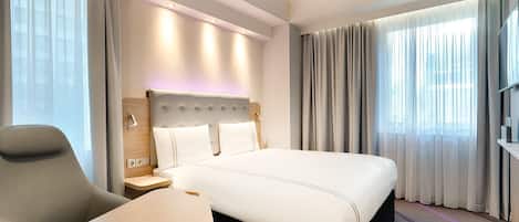 Ropa de cama de alta calidad y caja de seguridad en la habitación