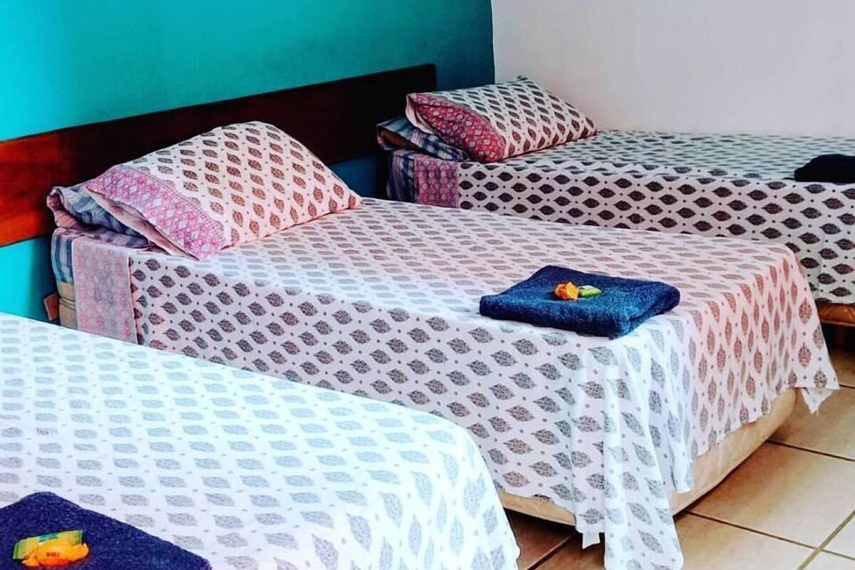Habitación triple, 3 camas individuales | Wifi gratis y ropa de cama