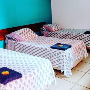 Chambre Triple, 3 lits une place | Wi-Fi gratuit, draps fournis