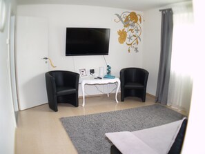 Apartment | Wohnbereich | Flachbildfernseher