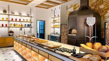 Se ofrece un desayuno bufé (1588.95 THB por persona)