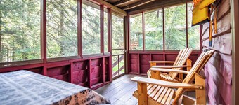 "Little Urbine" on viehättävä mökki Mokoman järven länsipuolella