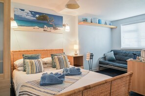 Quarto, 1 cama de casal | Área de estar | TV de tela plana