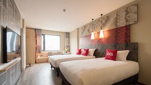 A hotel room with two beds, a large window, and a modern decor. - Ibis Xian Xingqing Palace Park Hotel (Xi'an)