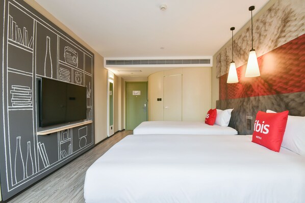 A hotel room with two beds, a flat-screen TV, and a wall with a geometric design. - Ibis Xian Xingqing Palace Park Hotel (Xi'an)