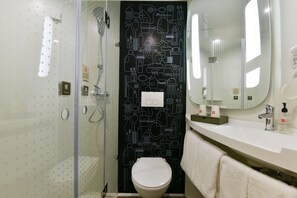 Douche, articles de toilette gratuits, sèche-cheveux, chaussons