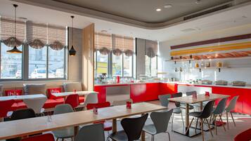 Daily buffet breakfast (CNY 25 per person)