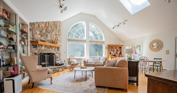 تلفزيون بشاشة مسطحة، مدفأة، تنس طاولة، خدمات بث