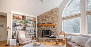 تلفزيون بشاشة مسطحة، مدفأة، تنس طاولة، خدمات بث