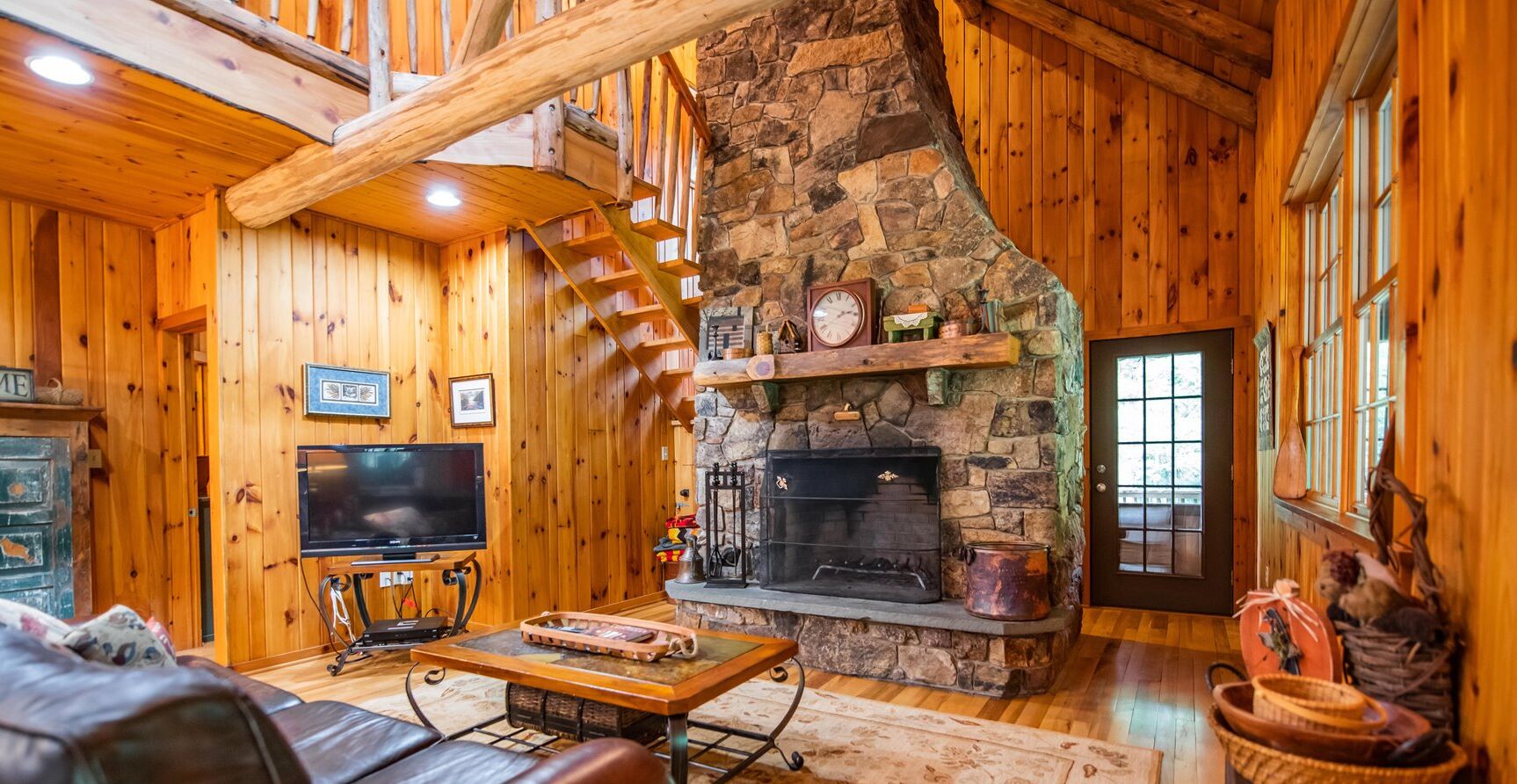 Télévision, cheminée, lecteur de DVD