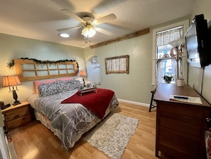 2 bedrooms, desk, free WiFi - Middle of town lodge style cottage (Silver City)