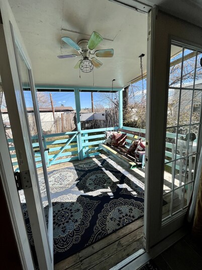 Middle of town lodge style cottage