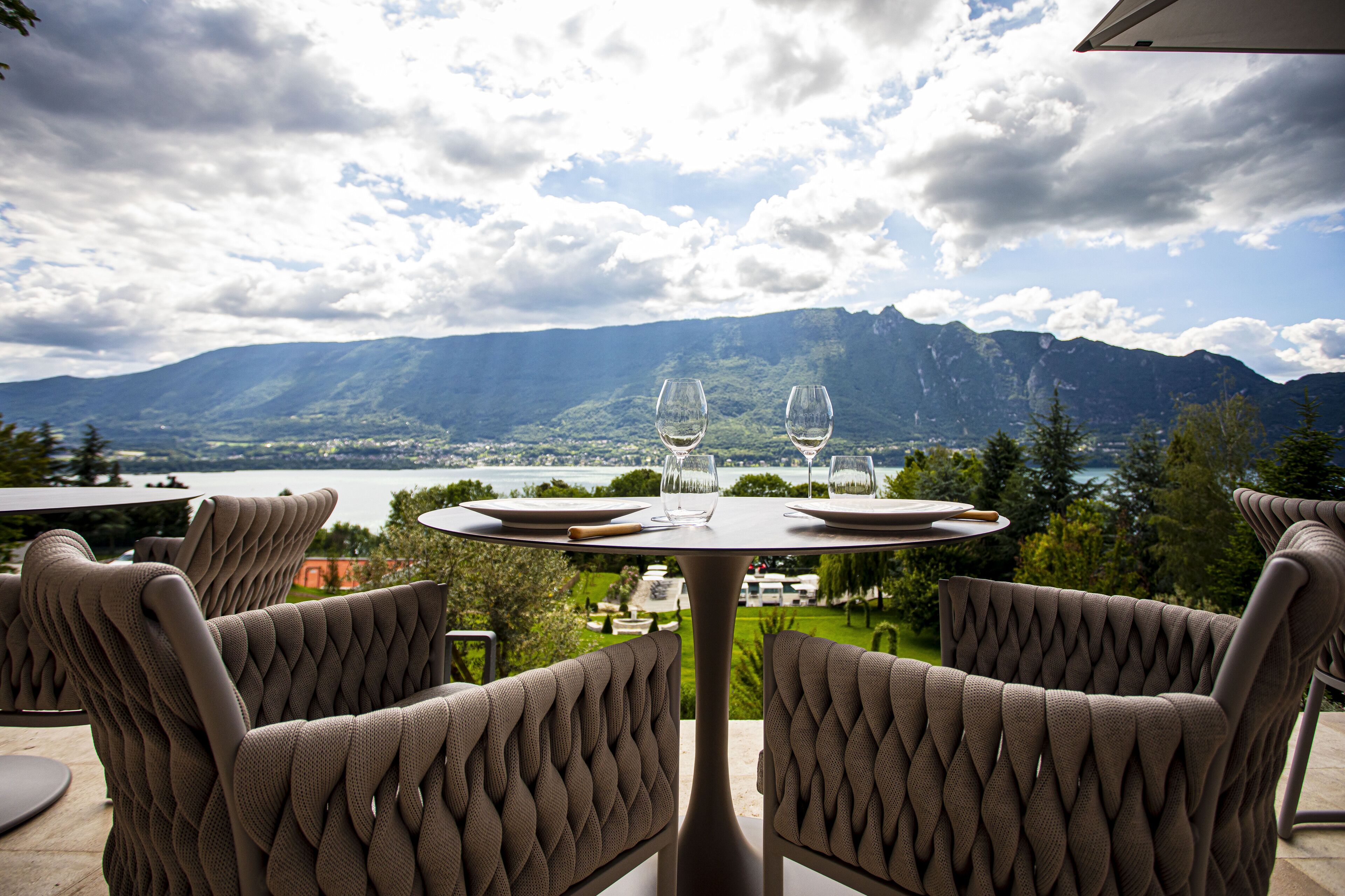 Serveert ontbijt, lunch en diner