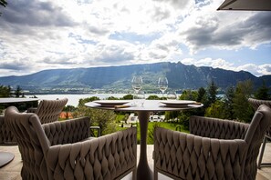 Breakfast, lunch and dinner served - Hôtel L'Incomparable (Tresserve)