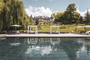 Indoor pool, outdoor pool, open 9:00 AM to 8:00 PM, pool loungers - Hôtel L'Incomparable (Tresserve)