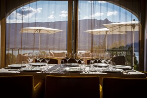 Breakfast, lunch and dinner served  - Hôtel L'Incomparable (Tresserve)