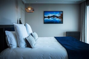 Minibar, in-room safe, individually decorated, individually furnished - Hôtel L'Incomparable (Tresserve)