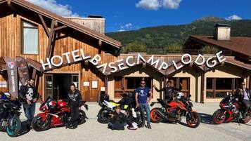 Un edificio in legno con un cartello che riporta la scritta "HOTEL BASE CAMP LODGE".