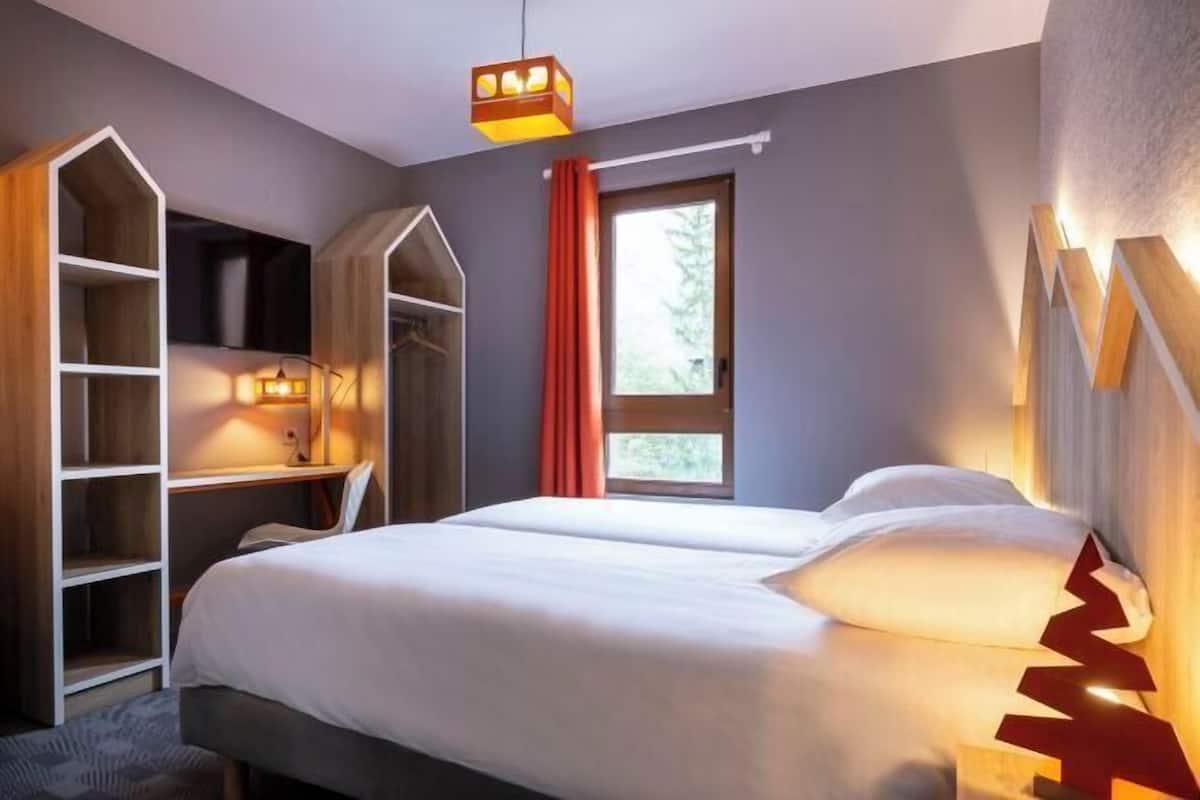 1 bedroom, premium bedding, desk, blackout curtains