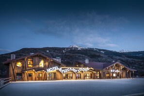 Front of property – evening/night - Hotel Base Camp Lodge - Bourg Saint Maurice (Bourg-Saint-Maurice)