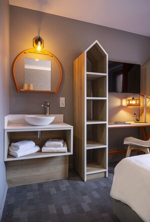 Premium bedding, desk, blackout curtains, soundproofing - Hotel Base Camp Lodge - Bourg Saint Maurice (Bourg-Saint-Maurice)