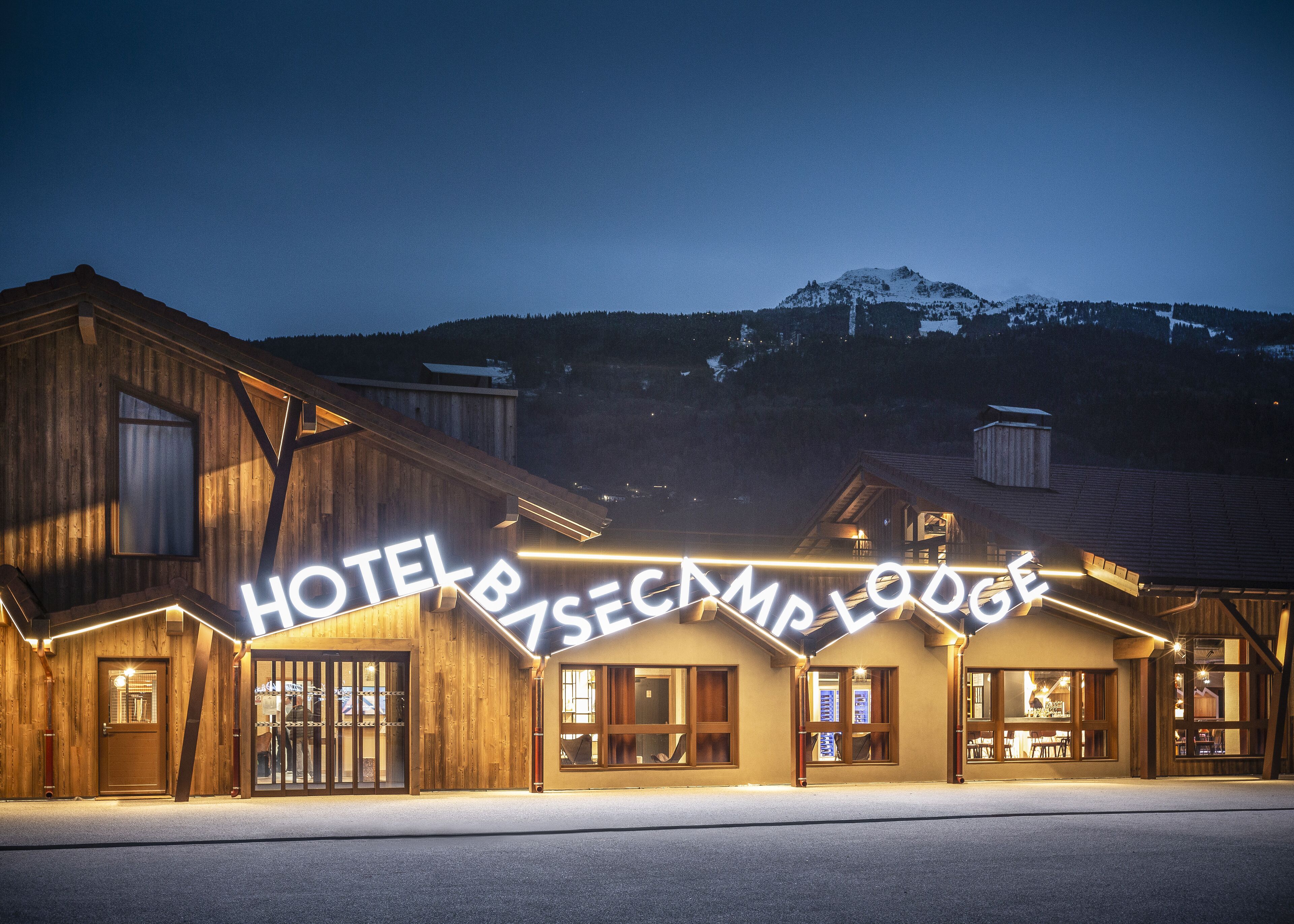 Un edificio de madera con un letrero que dice "HOTEL BZSECAMPLODE".