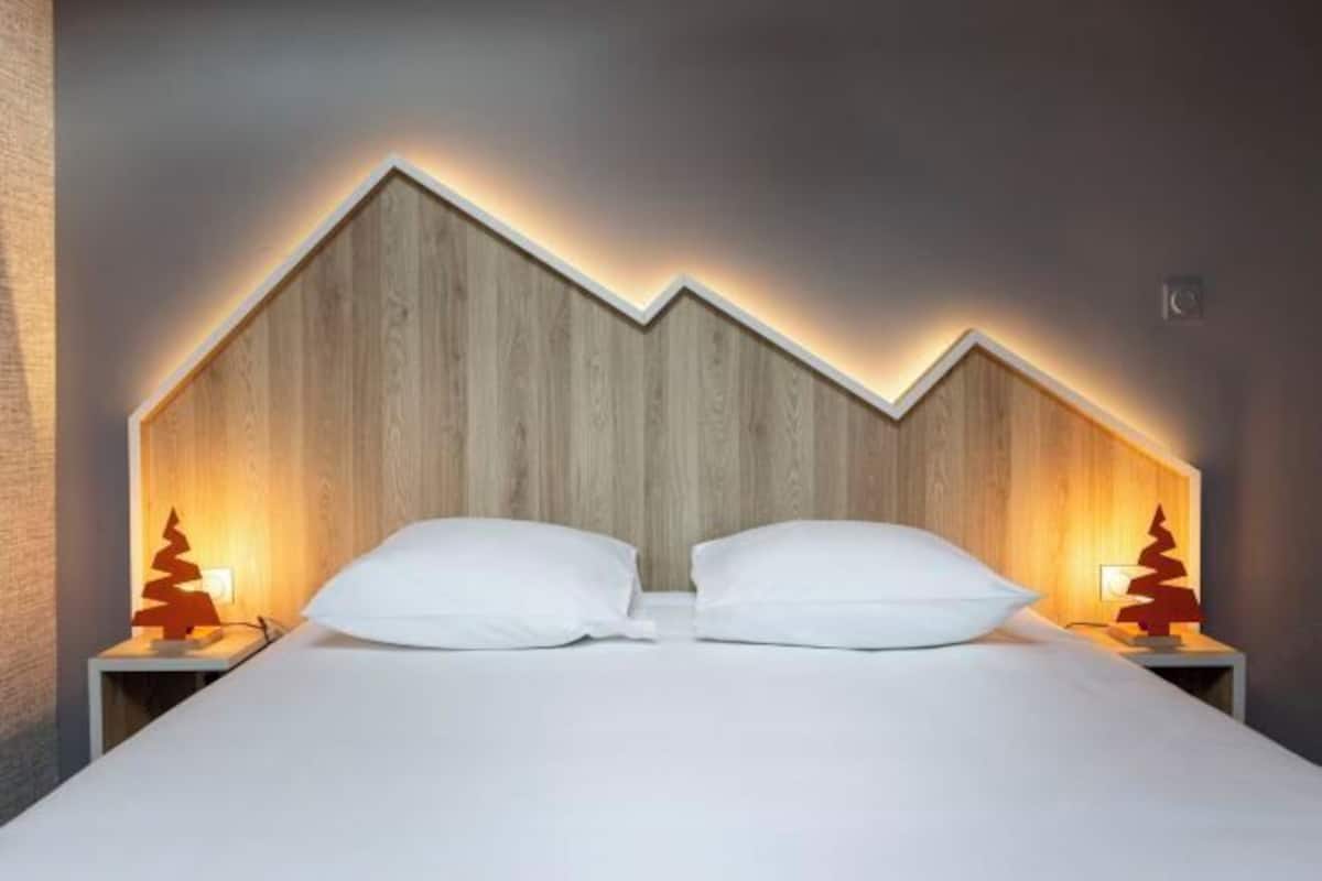 1 bedroom, premium bedding, desk, blackout curtains