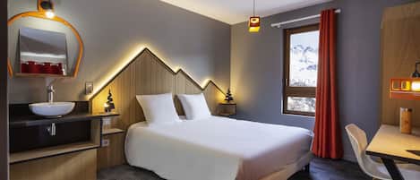 1 bedroom, premium bedding, desk, blackout curtains