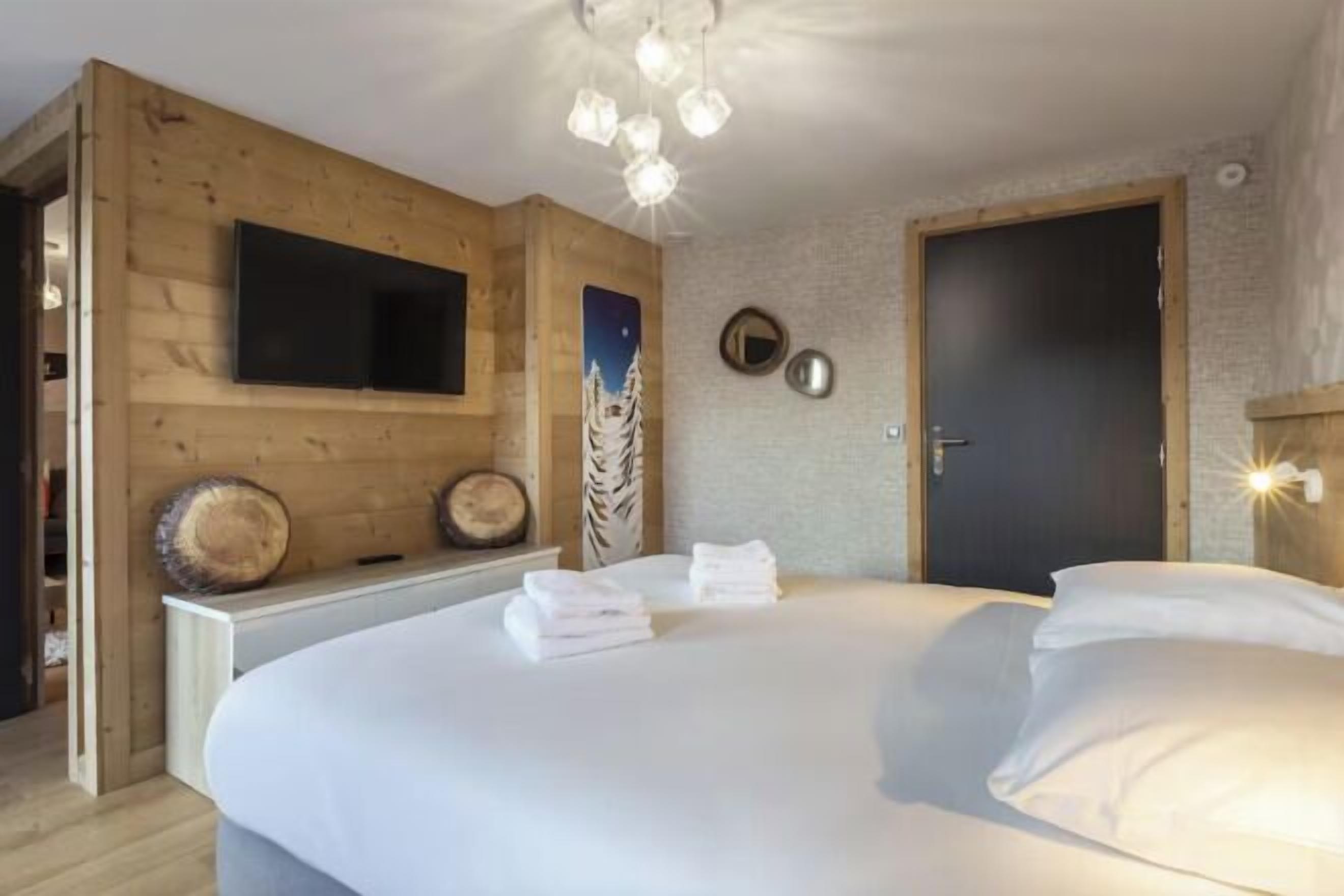 Literie de qualité supérieure, bureau, rideaux occultants