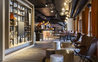 Área de estar no saguão