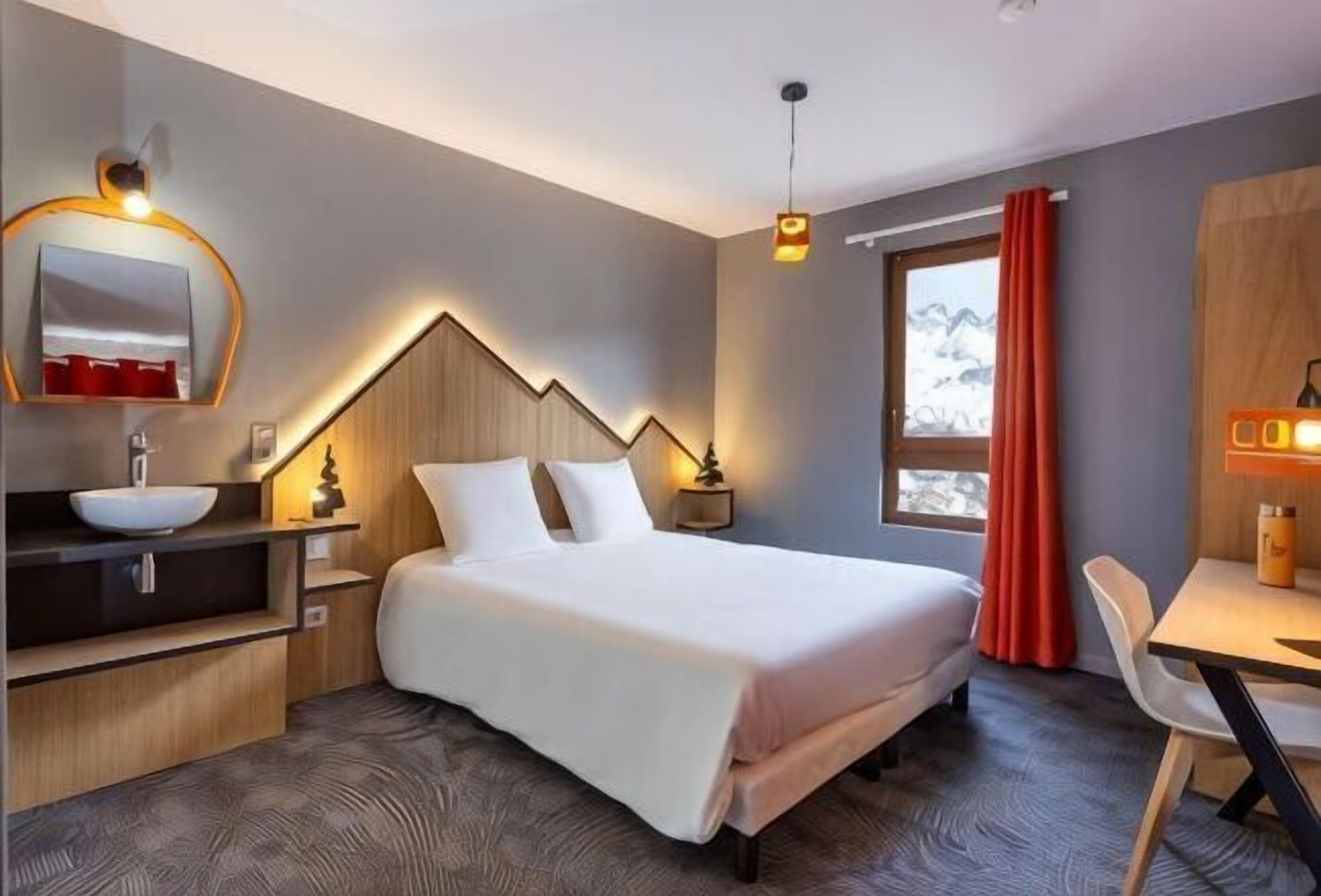 Premium bedding, desk, blackout drapes, soundproofing