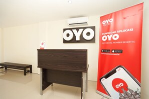 Reception - OYO 781 Erga Family Residence Syariah (Surabaya)