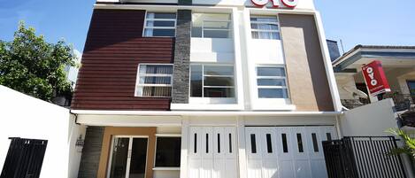 Vista frontal de la propiedad