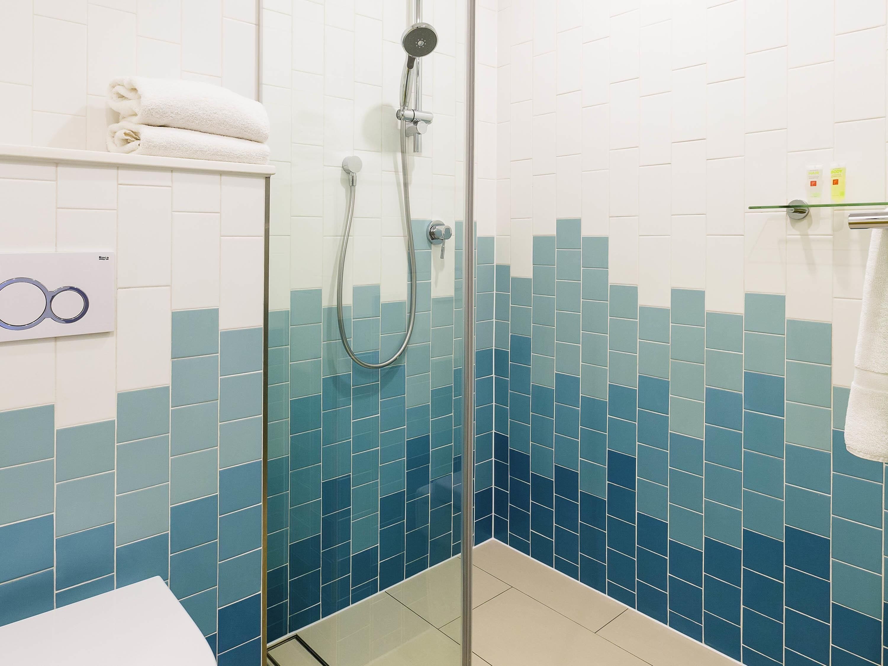 Habitación superior, 1 cama de matrimonio grande, vistas a la ciudad | Minibar, caja fuerte, escritorio y cortinas opacas