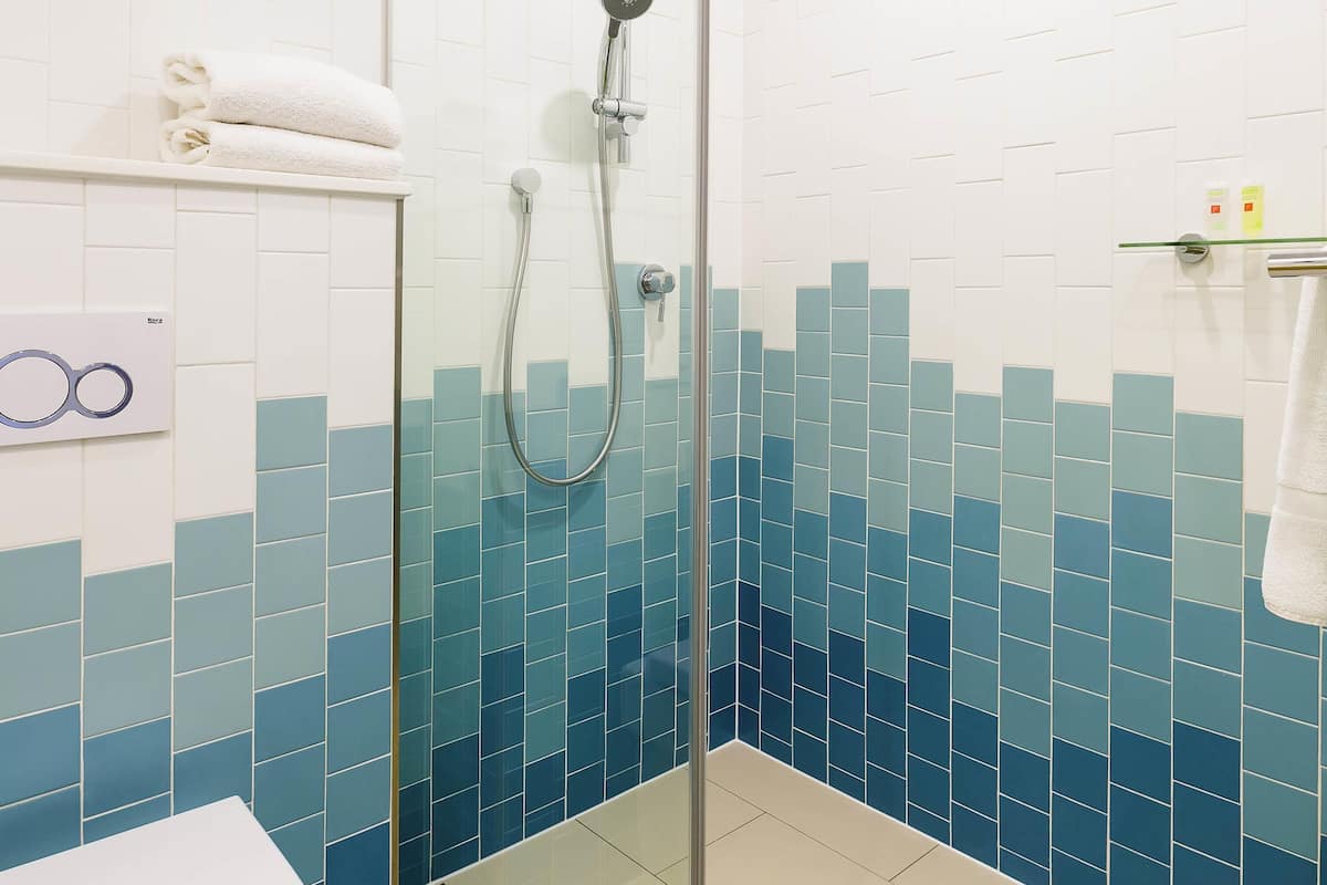 Habitación superior, 1 cama de matrimonio grande, vistas a la ciudad | Minibar, caja fuerte, escritorio y cortinas opacas