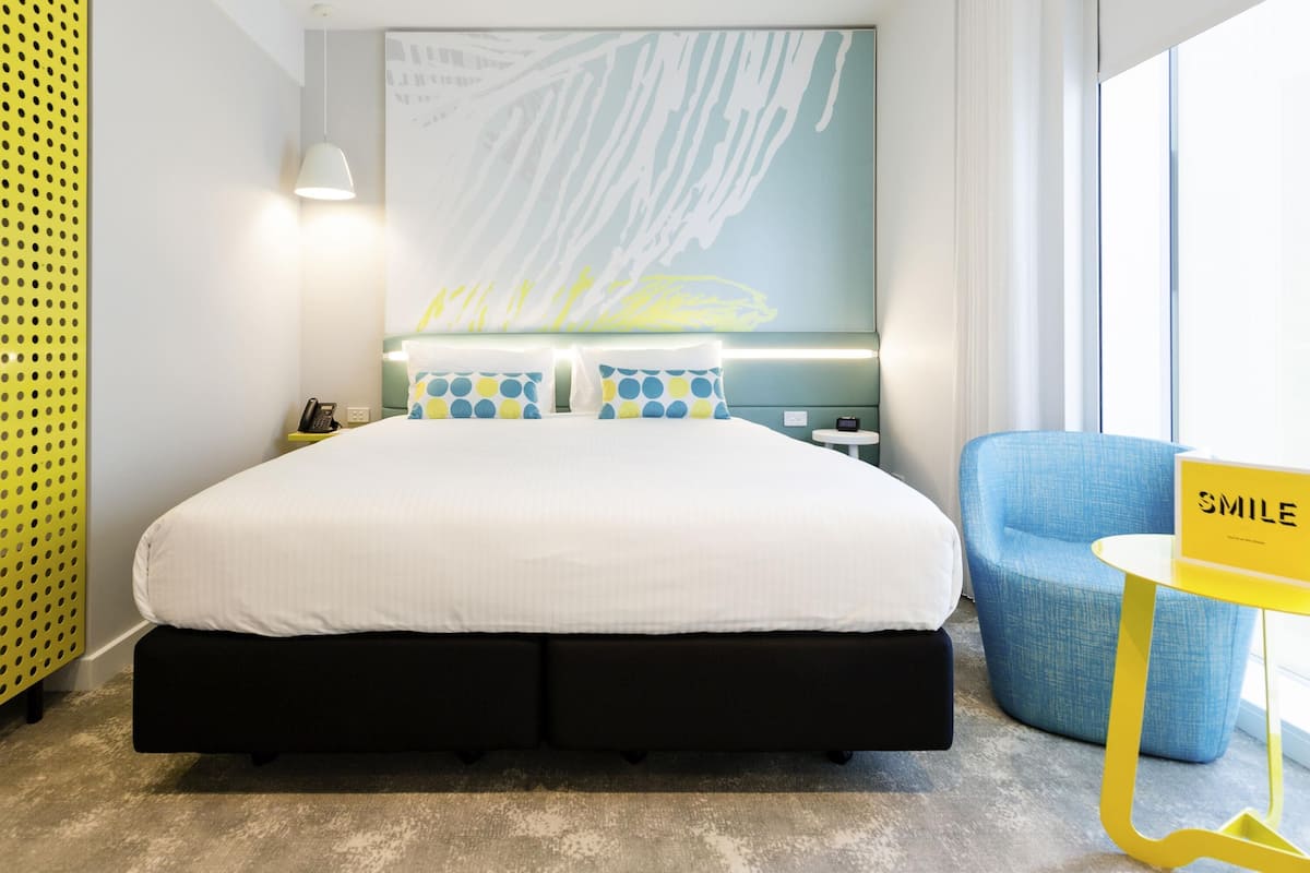 Minibar, caja fuerte, escritorio y cortinas opacas